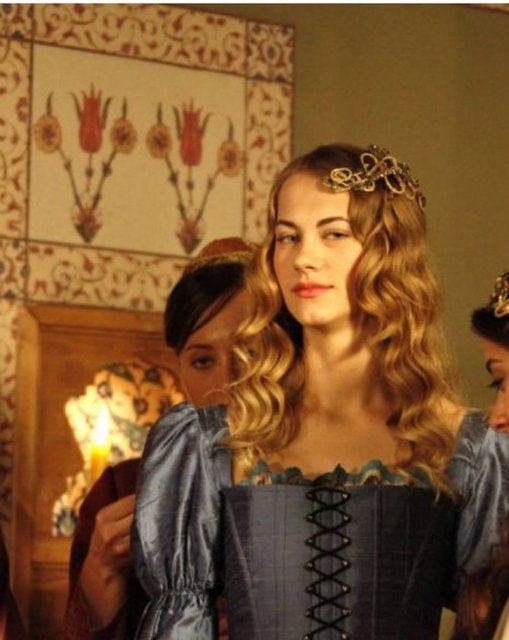 Akkirman Valisi tarafından biri Kanuni Sultan Süleyman'a, diğeri  - Valide Sultan'ın hizmetine sunulan  - Tanya ve Nina adlarındaki Rus cariyelerin saraya gelmesiyle ortalık karışıyor.  -