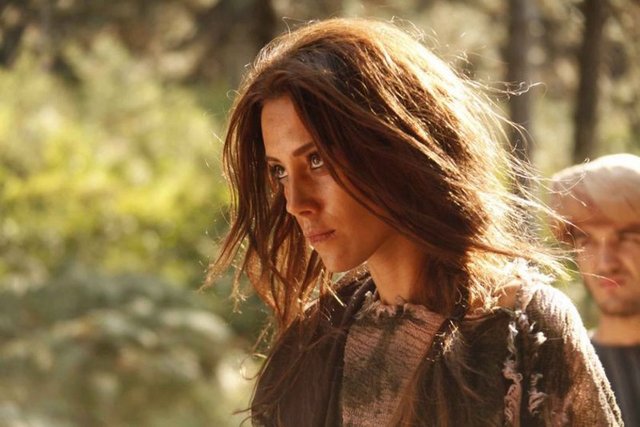 Firuze, o güne kadar sadece Hürrem Sultan'ın elde edebildiği mor mendili alır -