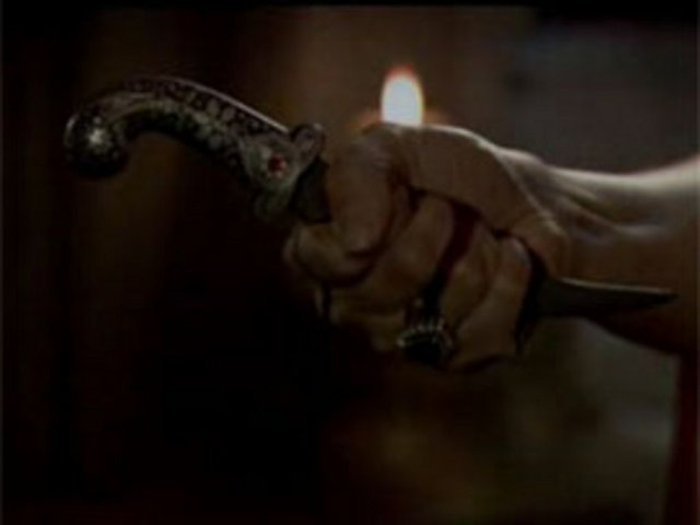 Hürrem, elinde hançerle Kanuni'nin karşısına çıkıyor -