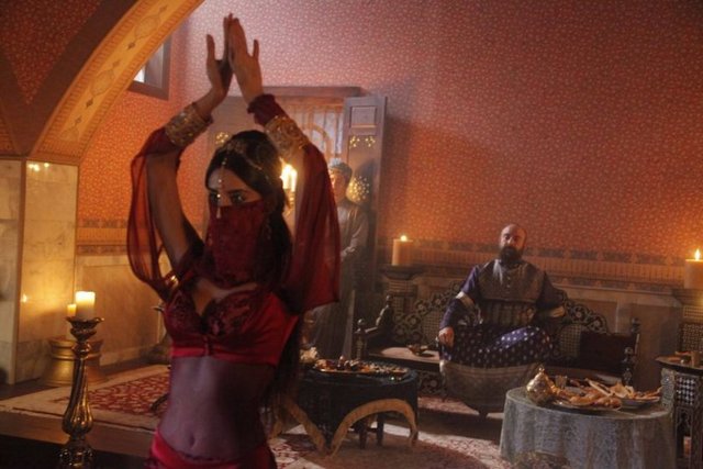 Hürrem'in farkında olmadan hareme aldığı Firuze, Afife Hatun'un düzenlediği gecede güzelliğiyle Sultan Süleyman'ı büyüler -