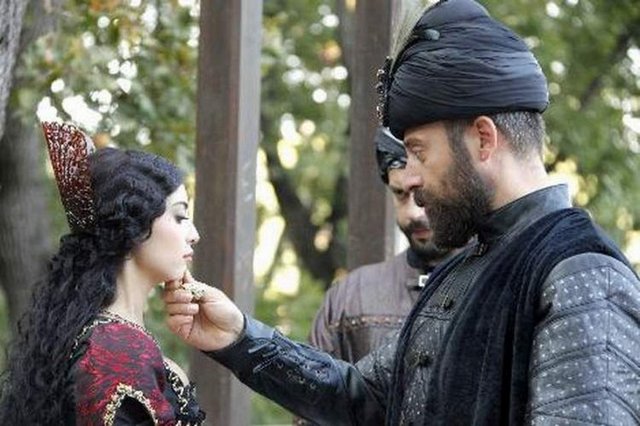 Yüksel Yalova'nın kızı Melike İpek Yalova'nın oynadığı Prenses Isabella Hürrem'den çekenlerden.