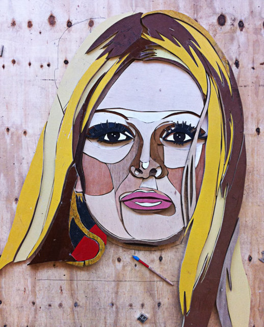 Soda, Hollandalı sanatçı Diederick Kraaijeveld'ın "Icons in Old Wood" adlı sergisine ev sahipliği yapıyor. Sergi, "500 Kuruş" adlı Atatürk pulu eseri dahil olmak üzere; Steve McQueen, Ajda Pekkan gibi Türkiye ve dünyanın ikonlaşmış isimlerinin ahşaptan yapılmış renkli kolajlarından oluşuyor. Sergide sanatçının imza eserlerinden 'Blue All Stars' adlı Converse ayakkabının yanı sıra bu sergiye özel üretilmiş, yeni ahşap heykelleri de yer alıyor. Kraaijeveld'in eserlerinin en büyük özelliği, ülkesi Hollanda'nın yanı sıra farklı ülkelere yaptığı seyahatler sırasında topladığı ahşaplara hiç bir müdahalede bulunmaması. Kendi orijinal renk ve dokularını muhafaza eden bu rengarenk ahşap parçalar tek tek elle kesilip, farklı yüksekliklerde monte ediliyor. Sergi, 13 Ekim'de sona erecek. Tel: (212 231 89 88)
