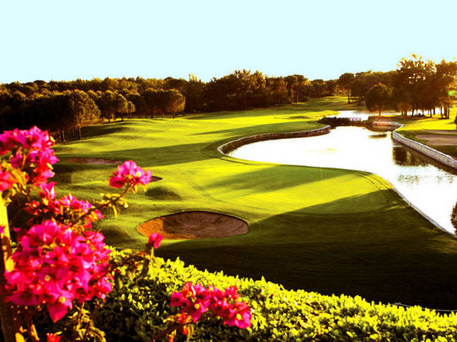 Kemer Golf ve Country Club / Göktürk – Eyüp Tel: (212 239 70 10) Blegrad Ormanları'nın muhteşem atmosferinde konuşlanan Kemer Golf ve Country Club, USGA karşılaşmalarına uygun özelliklere sahip olacak şekilde 18 delikli olarak tasarlanmış.