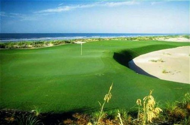 LykiaLinks Golf / Antalya Tel: (242 754 43 43) İskoç stili 'punch and run' vuruşlarını gerektiren bir rekabet ortamı sunan sahadaki desenli fairway'ler, British Open turnuvalarına ev sahipliği yapan İskoçya'daki ünlü sahalardan ilham alınmış. Golf Club, 2500 metrekarelik bir alanı kapsıyor ve 9 delikli bir akademi sahasını içeriyor. 18 delikli, 6950 m uzunluğundaki, 72 par'lık Lykia Links Antalya, size links sahaların verdiği heyecanı ve keyfi yaşatmak için ödüllü Amerikalı golf mimarı Perry O. Dye tarafından tasarlanmış.