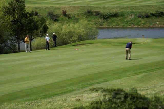 Klassis Golf ve Country Club / Silivri Tel: (212 710 13 13) 1994 yılından bu yana hizmet veren, 1700 dönümlük arazi üzerine kurulu Klassis Golf & Country Club, uluslararası standartlardaki 18 delikli bir golf sahası.