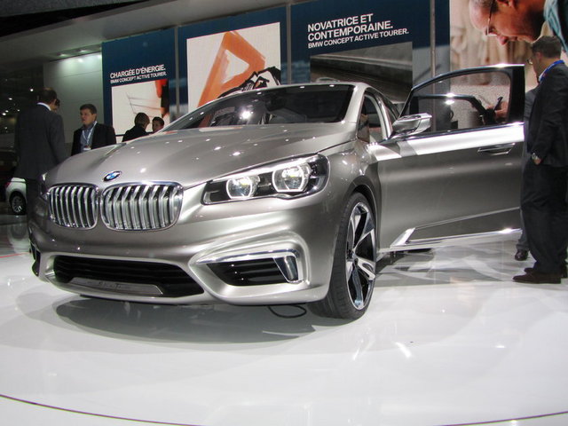BMW'nin yıllarca yapmamak için direndiği önden çekişli otomobil sonunda geliyor. Paris'te sergilenen Active Tourer konsepti hem önden çekişli, hem de BMW'nin bugüne dek hiç olmadığı segmentte bir otomobil. Pazara ne zaman çıkacağı ise henüz belli değil.