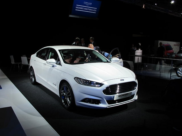 Ford Paris'te 2013 yılına güçlü girmesini sağlayacak olan yeni Fiesta ve Mondeo modellerini sergiledi.