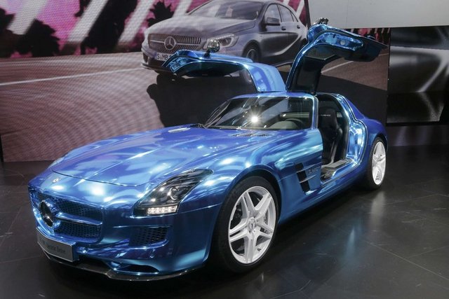 Elektrikli Mercedes 235 km/h'yi görecek: -  -  - Mercedes-Benz SLS AMG Electic Drive modeli 2013'ten itibaren satışa sunulacak. - Almanya fiyatı 400 bin Euro olacak aracın hızı saatte 235 kilometreye kadar çıkacak. - Dört elektrik motoru olan araç 751 beygir gücüne ulaşacak. -