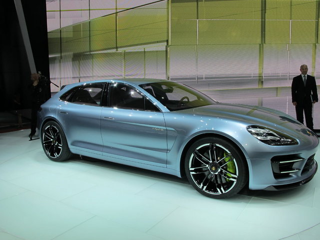 Porsche Paris'te yeni Carrera 4 ve 4S'in yanı sıra Panamera Sport Turismo konseptini sergiledi.