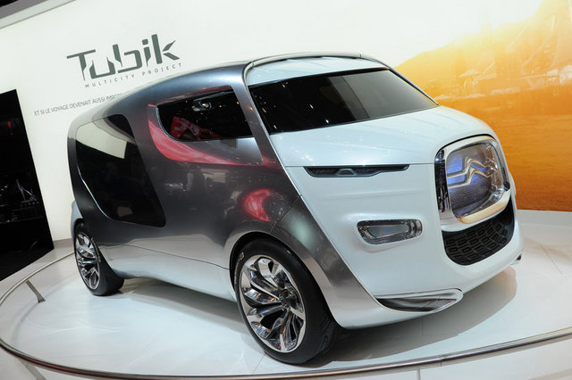 - Tubik uzay çağına hazır:  -  - Citroen tasarımcıları oto sektöründe geleceğe yönelik çizgilerinin oldukça uçuk - olacağını gösteriyor. Fuarda sergilenen 'Tubik' konsepti tasarım olarak bir minibüs. - Ancak görüntüsü günümüz araçlarından çok farklı. Dokuz kişinin yolculuk edebileceği - araç dizel hibrid motoruna sahip olacak.  -
