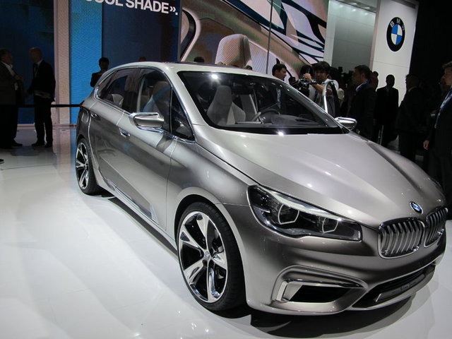 BMW'nin yıllarca yapmamak için direndiği önden çekişli otomobil sonunda geliyor. Paris'te sergilenen Active Tourer konsepti hem önden çekişli, hem de BMW'nin bugüne dek hiç olmadığı segmentte bir otomobil. Pazara ne zaman çıkacağı ise henüz belli değil.