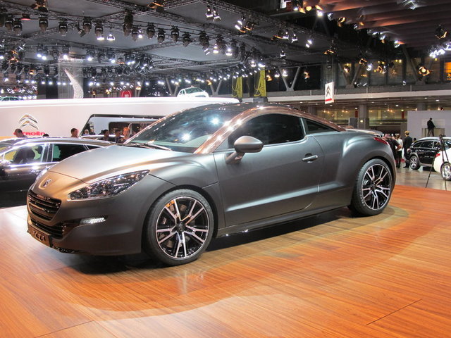 Makyajlanan Peugeot RCZ Peugeot standının en güzel otomobillerinden biri olarak dikkat çekiyordu. -