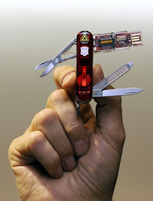 USB HAFIZA AYGITI: - Daha yeni alışmıştık ama bulut bilişimin gelişimi hızlandıkça önemini yitiriyor. Bunun yanında taşınabilir hafıza cihazlarının virüslerin yayılmasında etkili olduğu belirtiliyor