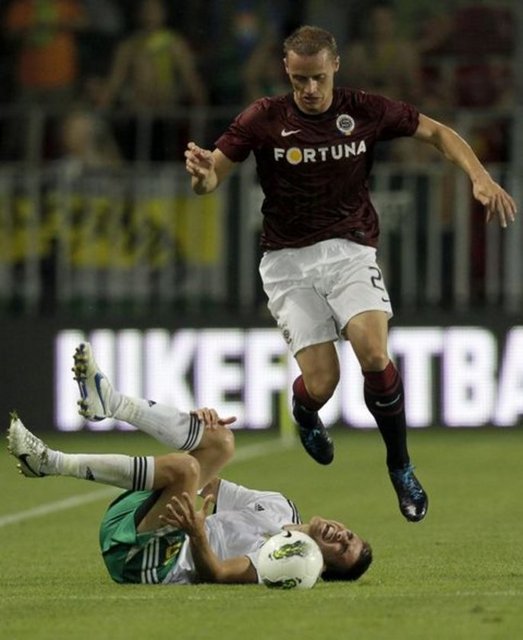 - * Tomas Pekhart'tan Tomas Zapotocny'e: "Bana sahada bir tecavüz etmediği kaldı" Tomas Zapotocny'den Tomas Pekhart'a: "Ben Türkiye'de F.Bahçe ve G.Saray derbilerinde oynadım. O sertlik görmemiş. Ben tecavüzcü değilim"