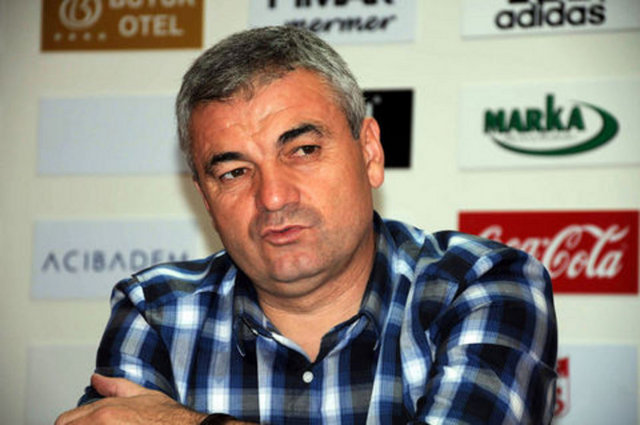 RIZA ÇALIMBAY Muhabir kadın: (2 dakika röportaj yaptıktan sonra) Peki Rıza, ama kısa bir aramız var, ben seni bırakmıyorum... Rıza Çalımbay: Bırakma!