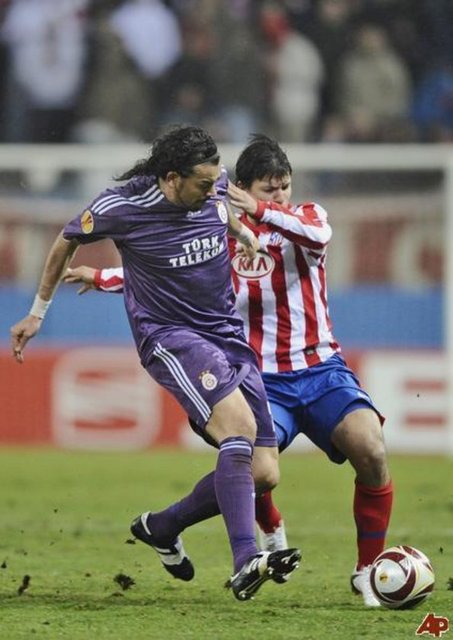 * "Bir yıldız futbolcunun kafasını tekmeleyen savunmacıya çok az rastlanır. Maalesef Servet gibi kazmalar futbolcu oluyor" Maradona'dan, Agüero'nun kafasına tekme atan Servet Çetin'e... -