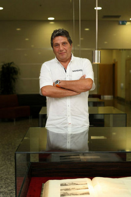 - ÜMİT AKTAN "Amokachi mal varlığını içine soktu" (Kocaeli-Beşiktaş maçında Amokachi altın zincirini formasının içine sokunca...)