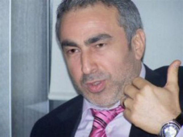 ADNAN AYBABA Adnan Aybaba: Delgado müthiş bir gol attı. Serhat Ulueren: Golü gördün mü ki? A.A.: Serhat, sen güzel goldü, uzaktan vurdu dedin ya. S.U.: Ya yalan söylediysem. A.A.: Sen yalan söylemezsin Serhat Gökmen Özdenak: Yazını yazdın mı sen Adnan? A.A.: Yazdım. Ben skor yazarı değilim. (Telegol)