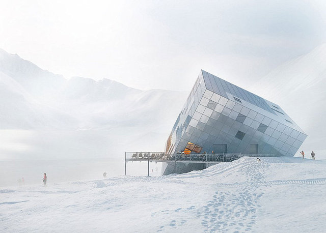 Kezmarske Hut adı verilen 5 katlı otel, uzaktan görenleri karların içine gömüldüğünü düşündürmeden edemiyor.