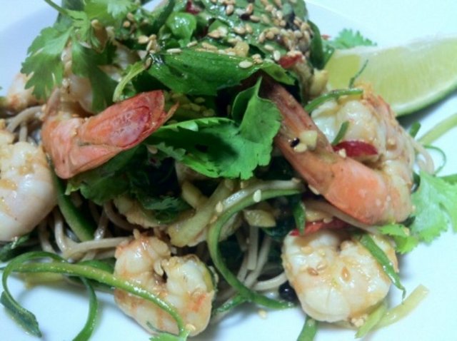 ÇokÇok Thai / Beyoğlu (212 292 64 96) (Karidesli noodle salatası / yanında ne içilir?: Mekâna özel zencefil ve kişniş aromalı, hafif ekşi Rain Odaiba isimli kokteyl.)