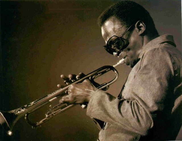 7 Ekim Pazar, Lütfi Kırdar Anadolu Auditorium'da; saat 18.00'de, 22. Akbank Caz Festivali kapsamında, "Miles Smiles" oluşumu Miles Davis mezunlarından Larry Coryell, Rolling Stones'un basçısı Darryl Jones, Joey DeFrancesco, Omar Hakim, Bill Evans ve Miles Davis'in tek trompet öğrencisi Wallace Roney gibi tüm yıldızlarını bir araya getiriyor. Giriş: 112, 67 TL. Tel: (216 556 98 00)