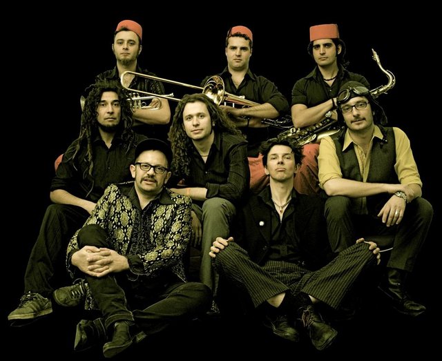 6 Ekim Cumartesi, Bronx'ta; saat 22.30'dan sonra sekiz kişilik ekibiyle Spagetti Balkan olarak tarif edilen etnik rock tarzı yumuşak bir müzik stiline sahip eğlenceli ve enerjik şarkılarıyla Figli di Madre Ignota. Giriş: 34 TL. Tel: (212 293 53 98)