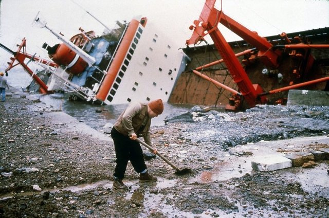 Akbank Sanat; 31 Ekim'e kadar küratörlüğünü Marie Muracciole ve Ali Akay'ın üstlendiği "Allan Sekula: Birleşmeyen Filmler 1972-2012" adlı sergiyi meraklılarıyla buluşturuyor. 1971'de Güney Kaliforniya'da, Amerikan imparatorluğu Vietnam bozgunu sonrası kriziyle karşı karşıya iken Sekula savaş sonrası askeri Keynesçiliğin politik ve ekonomik durumunu belgelemek üzere yazı ve fotoğrafı bir araya getirmeye başlayan Allan Sekula, yapmakta olduğu işleri ilk olarak 1973'te 'birleşmeyen film' olarak tanımladı ve bu tanımlama onun günümüze kadar ürettiği çoğu fotoğraf çalışması için geçerliliğini korumakta. Sergide Untitled Slide Sequence (İsimsiz Slayt Serisi), son dönemde montajlanan California Stories (Kaliforniya Hikayeleri), 1973-1979, ve dört film yer alacaktır: Performance Under Working Conditions (Çalışma Koşullarında Performans) (1973), Talk Given by Mr. Fred Lux . . . (Bay Fred Lux'ün Konuşması . . .) (1974), yönetmenliğini Noël Burch ile ortaklaşa yaptığı The Forgotten Space (Unutulmuş Alan) (2010) ve Lottery of the Sea (Deniz Piyangosu) (2006). Tel: (212 252 35 00)