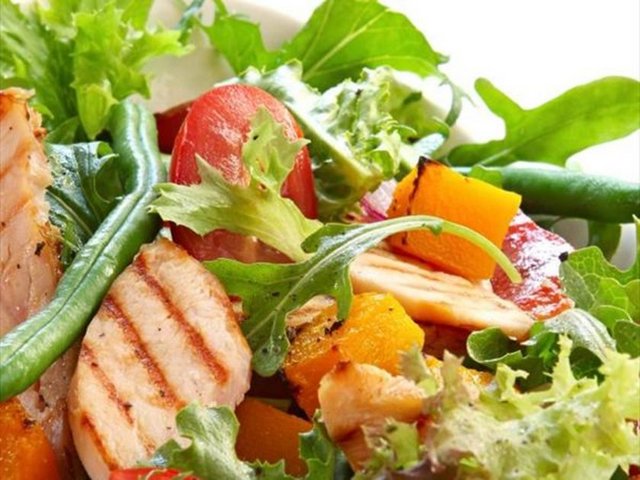 5. Kat / Cihangir Tel: (212 293 37 74) (Izgara tavuk salatası / yanında ne içilir?: Verano Blush)
