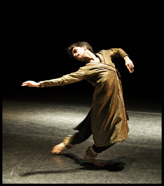 6 Ekim Cumartesi, Haliç Kongre Merkezi'nde; saat 20.00'de, "Aakash Odedra – Rising". Rising (Yükseliş) Britanya Güney Asya dansının yükselen yıldızı Odedra'nın sahne aldığı, yeni bir kişisel dil üretmek için farklı süreçler ve estetikler keşfeden bir dans akşamı. Gösteri, dünya çapında ünlü koreograflar Akram Khan, Russell Maliphant ve Sidi Larbi Cherkaoui'nin yarattığı parçaların yanı sıra Odedra'nın kendi yaratımı bir parçadan oluşuyor. Bütün bu eserler, Odedra'nın klasik Hint dans disiplini Kathak ve Bharatanatyam temelini ziyaret ediyor. Giriş: 34, 24 TL. Tel: (216 556 98 00)