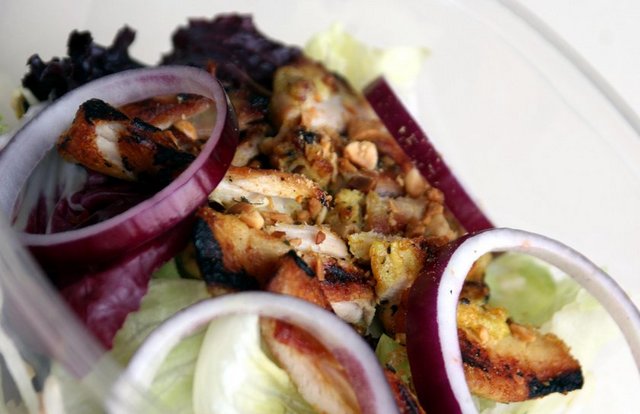 Gourmet Burger Kitchen / Levent Tel: (212 353 03 23) (Zencefilli tavuk salatası / yanında ne içilir?: Verano Blush.)