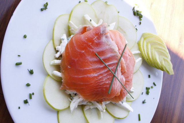Vox Brasserie / Etiler Tel: (212 351 12 13) (Kerevizli somon salata / yanında ne içilir?: Öğlen saatlerinde ev yapımı limonata ya da buzlu çay, akşam ise Sarafin Fume Blanc.)