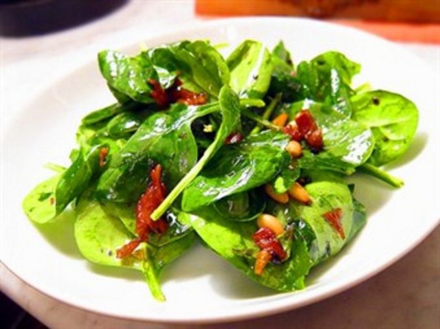 Delicatessen / Nişantaşı Tel: (212 225 06 04) (Körpe ıspanak, ince yeşil fasulye ve renkli biberli yaban pirinci salatası / yanında ne içilir?: Nobilo Icon Pinot Noir.)