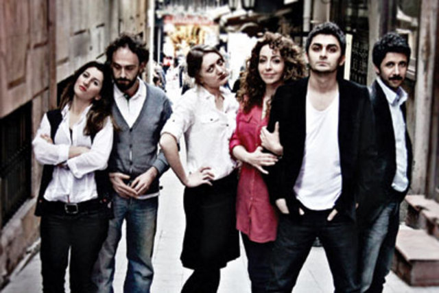 5 Ekim Cuma, İkinci Kat'ta; saat 20.30'da, Sami Berat Marçalı'nın yazıp yönettiği, Hasibe Eren, Heves Duygu Tüzün, Tevfik Şahin, Bedir Bedir, Pınar Çağlar Gençtürk ve Güçlü Yalçıner'in rol aldığı "Yalnızlar Kulübü". Tel: (212 292 32 47)