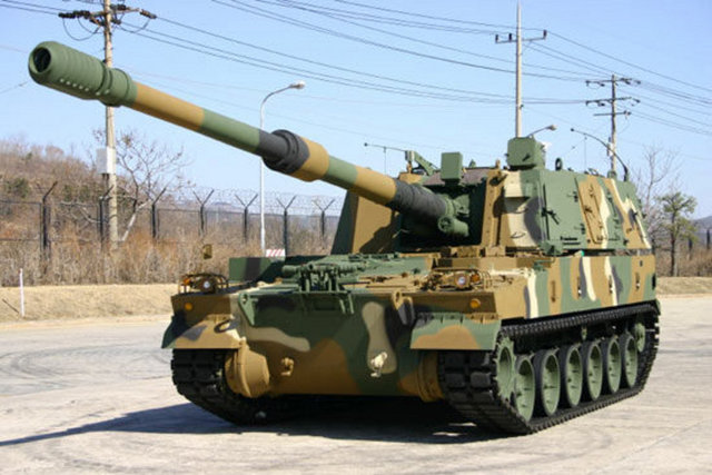 Türkiye'nin kendi ürettiği ilk topçu sistemi olan T-155 Fırtına obüsü, F-16 savaş uçaklarından sonra en etkili silahların başında geliyor. Gelişmiş süspansiyon sistemi sayesinde engebeli arazi dahil her türlü arazide rahatça manevra yapabilen Fırtına, hareket halindeyken 30 saniye içinde atış görevine hazır olabiliyor.