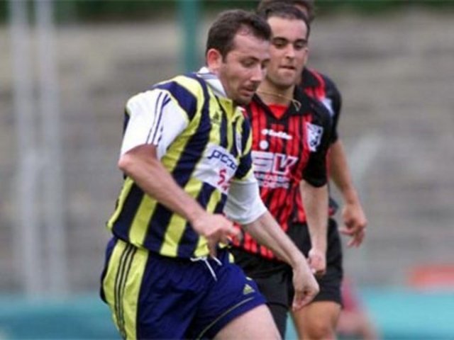 İKİ TAKIMDA DA OYNAYANLAR Ezeli rekabetin 87 yıllık geçmişinde iki takım formasını da giyen pek çok futbolcu bulunuyor.