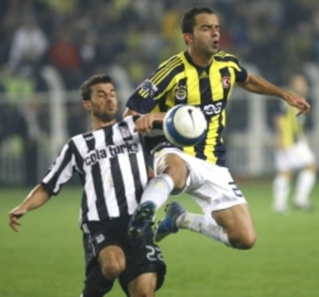 (HASRET MAÇLARI) Beşiktaş, Fenerbahçe karşısında üst üste 17, Fenerbahçe ise çeşitli dönemlerde 3 kez 12 maç üst üste galip gelemeyerek, taraftarlarına derbi galibiyeti hasreti çektirdi. Öte yandan Beşiktaş 7, Fenerbahçe ise 6 maç üst üste kazanarak, rakiplerine belirli dönemlerde üstünlük kurdu.