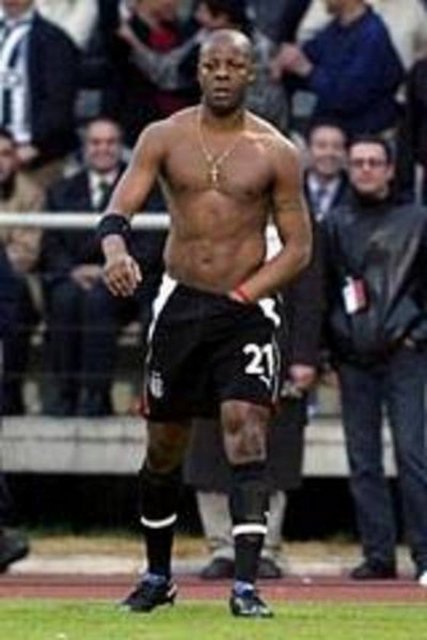 6-"Tombalacı Pascal" BJK 2-0 FB Belki bu maç değil ama Pascal Nouma'nın sansasyonal gol sevinci unutulmazlar arasındaki yerini aldı. 100. yılında Beşiktaş şampiyonluk yolunda emin adımlarla ilerlerken Fenerbahçe'yi İnönü'de Nouma ve Sergen'in golleriyle 2-0 mağlup ediyor. Karşılaşmanın en unutulmaz anı ise Nouma'nın attığı golden sonra sevincini görülmemiş bir hareketle kutlaması oluyordu.