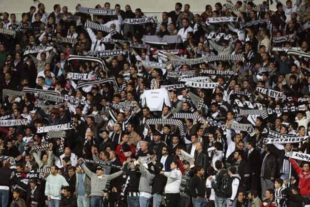 21-"Kadıköy siyah-beyaza boyandı" FB 0-2 BJK (11 Mayıs 1991) Yıl 1991. Beşiktaş'ın üst üste ikinci şampiyonluğunu ilan etmesi için Fenerbahçe'yi yenmesi kafi. O sezon lige erken havlu atan Fenerbahçe'nin stadını siyah-beyazlı taraftarlar tıklım tıklım dolduruyor. Maçı 2-0 kazanan Beşiktaş turu Kadıköy'de atıyor.