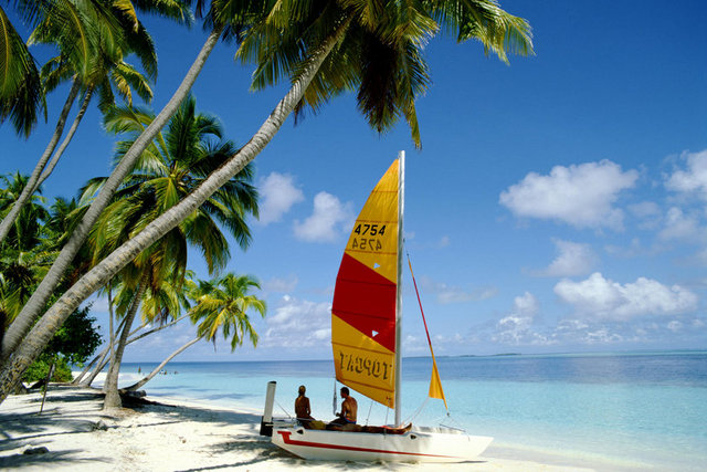 - 08-Güncel teknoloji ve uluslar arası uydu bağlantıları Maldivlere sofistike bir iletişim ağı sağlamaktadır. Uluslar arası arama hizmetleri bütün otellerde  sunulmaktadır.