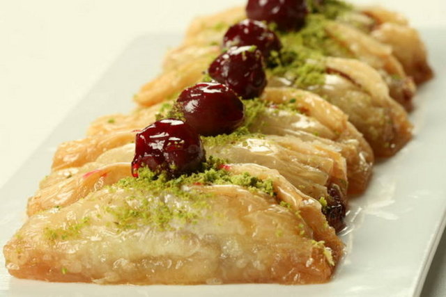 Karaköy Güllüoğlu / Karaköy Tel: (212 243 13 76) 1949'da İstanbul Karaköy'de temelleri atılan mekânın bugün 25 çeşit tatlının yanı sıra suböreği de satışa sunuyor. Tatlıların efsunu, yöresinden gelen organik ürünler. Burası adeta tatlı cenneti ama bir tatlı var ki ismiyle ayrıcalıklı, 12 Eylül döneminde üretimine başlandığından '12 Eylül tatlısı' olarak da anılan Giresun tombul fındıklarıyla hazırlanan 'Sütlü Nuriye'.