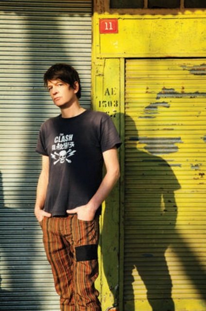 12 Ekim Cuma, Babylon'da; saat 22.30'da, Firewater. Amerika çıkışlı Firewater, Cop Shoot Cop grubunun eski lideri Tod Ashley tarafından kuruldu. 1997'ten itibaren New York'ta çalışmalarını sürdüren grubun tek kalıcı üyesi olan Ashley; vokal, söz yazarı, bas gitarist ve gitarist rolü üstleniyor. Firewater'da şimdiye kadar Duane Denison, Yuval Gabay, Jennifer Charles ve Gogol Bordello'dan Ori Kaplan gibi dikkat çekici müzisyenler yer aldı. Giriş: 44, 29 TL. Tel: (212 292 73 68)