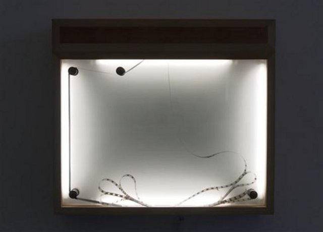 Arter; 18 Kasım'a kadar Başak Şenova'nın küratörlüğünü yaptığı "Hamle" başlıklı sergiye ev sahipliği yapacak. Sergide; Adel Abidin, Rosa Barba ve Runa Islam'ın işleri yer alıyor. Arter'in giriş katı bu üç sanatçının yaklaşımlarının ve üretimlerinin belirgin niteliklerini taşıyan işlerle izleyiciyi karşılıyor: Rosa Barba'nın Bir Devre Kurdum, Sonra da Bir İkincisini Kurdum (2010) adlı işi, Adel Abidin'in Senfoni (2012) başlıklı heykel yerleştirmesi ve Runa Islam'ın Gördüğün Şeyi Gördüğün Gibi Gören İlk Sen Ol (2004) başlıklı 16mm filmi. Girişteki bu "hamle"yi, birinci katta Adel Abidin'in "…ötesinde"; ikinci katta Rosa Barba'nın "notlar" ve üçüncü katta Runa Islam'ın  "atları yiyen köpekler" başlıklı kişisel sergileri takip ediyor. Tel: (212 243 37 67)