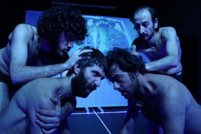 13 Ekim Cumartesi, Şermola Performans'ta; saat 20.30'da, Mirza Metin'in yönettiği, Alan Ciwan, Engin Emre Değer, Mîrza Metîn, Mozes Dagil, Narîn Gül Kem ve Sevgi Turan'ın rol aldığı Cerb / Deney. Tel: (212 243 74 36)