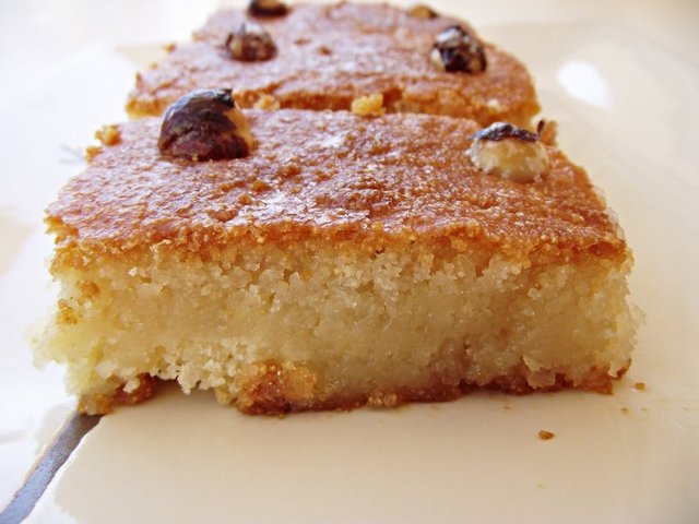 Hisarönü Şambali / İzmir Tel: (232 483 24 09) Tarihi Kemeraltı Çarşısı'nda, 1942'den bugüne hizmet veren Hisarönü'nün başka şubesi yok. Un, yağ, yumurta kullanmadan süt, irmik ve şekerle hazırlanan ve bakır tepsilerde odun ateşinde pişirilen şambali ise gözdelerinden.