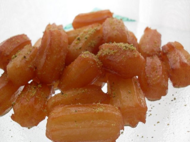 Osman Efendi Dondurma ve Tatlı Evi / İzmir Tel: (533 214 78 08) 86 yıldır müşterilerini İzmir Tire'de ağırlayan mekân, dondurmaları ve tulumba tatlılarıyla meşhur.