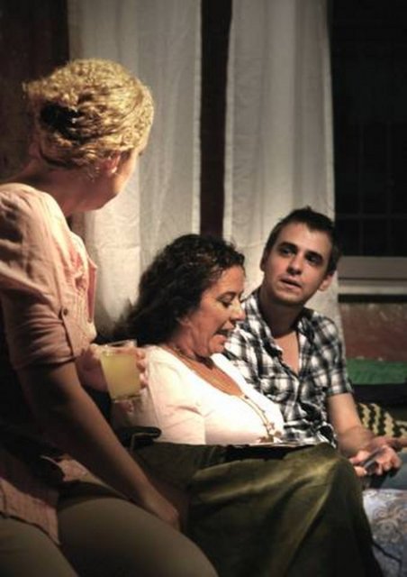 12 Ekim Cuma, İkinci Kat'ta; saat 20.30'da, Sami Berat Marçalı'nın yazdığı, Murat Mahmutyazıcıoğlu'nun yönettiği, Deniz  Türkali, Heves Duygu Tüzün, Banu Çiçek Barutçugil, Barış Gönenen, Tevfik Şahin ve Sezgi Mengi'nin rol aldığı "Limonata". Giriş: 34, 24 TL. Tel: (212 292 32 47)