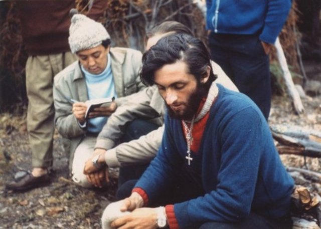 Eksi 40 dereceye varan soğukta, 3 bin 596 metre yükseklikte aç-susuz  yaşam mücadelesi veren Canessa ve diğer 15 kişi günlerce bekledikleri  yardım gecikince ölen yolcuların etlerini yiyerek ayakta kaldı.