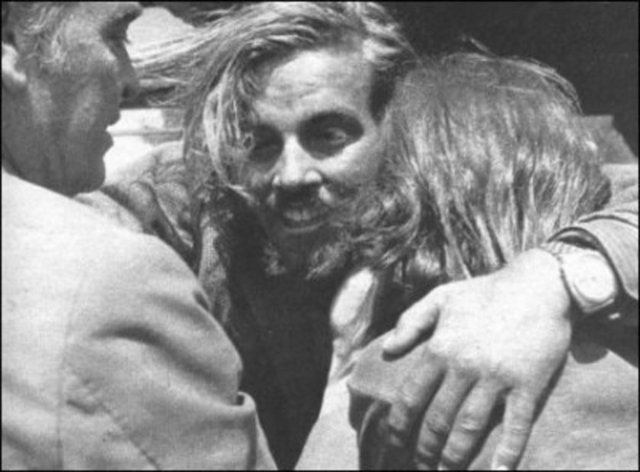 Canessa ve bir başka yolcu 10 gün süreyle yürüyerek yardım çağırmaya gitti ve 16 kişi kazadan 72 gün sonra kurtarıldı.