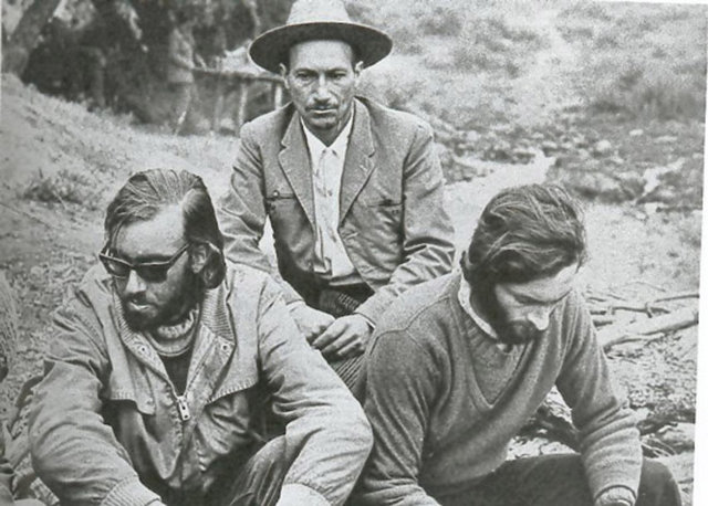 Onu üzmeye hakkım yoktu, yaşamak istediğimi, onu tekrar görmek  istediğimi hissettim. İlk lokmayı yuttum ve gerisi geldi. Diğerleri de  aynı şeyi yaptılar. Herşeyi olan insanlar bizim o günkü koşullarımızı  anlayamazlar. Başka şansımız yoktu. Makine gibiydik. Sadece atacağımız  bir sonraki adıma şartlanıyorduk."