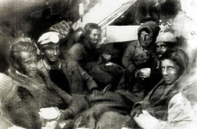 "O ortamı gördükten sonra hayatta gerektiğinden fazla şeye sahip  olduğumuzu ve gerektiğinden az çaba sarfettiğimizi anladım" diyen  Canessa kazadan sonra hayatını başkalarında yardım etmeye adadığını  söyledi...